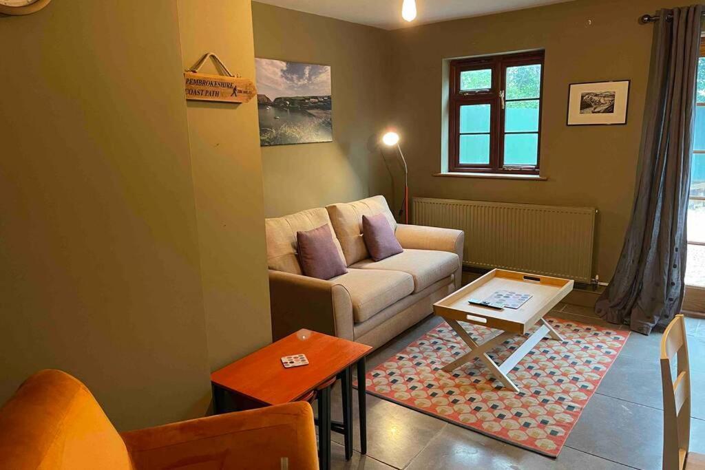 Cottage With Hot Tub In Pembrokeshire Haverfordwest Bagian luar foto