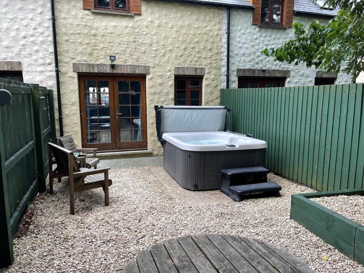 Cottage With Hot Tub In Pembrokeshire Haverfordwest Bagian luar foto